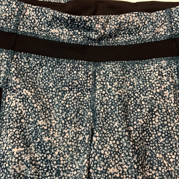 SALE! Lululemon Teal and White Inspire Tight Leggings - Picture 7 of 12